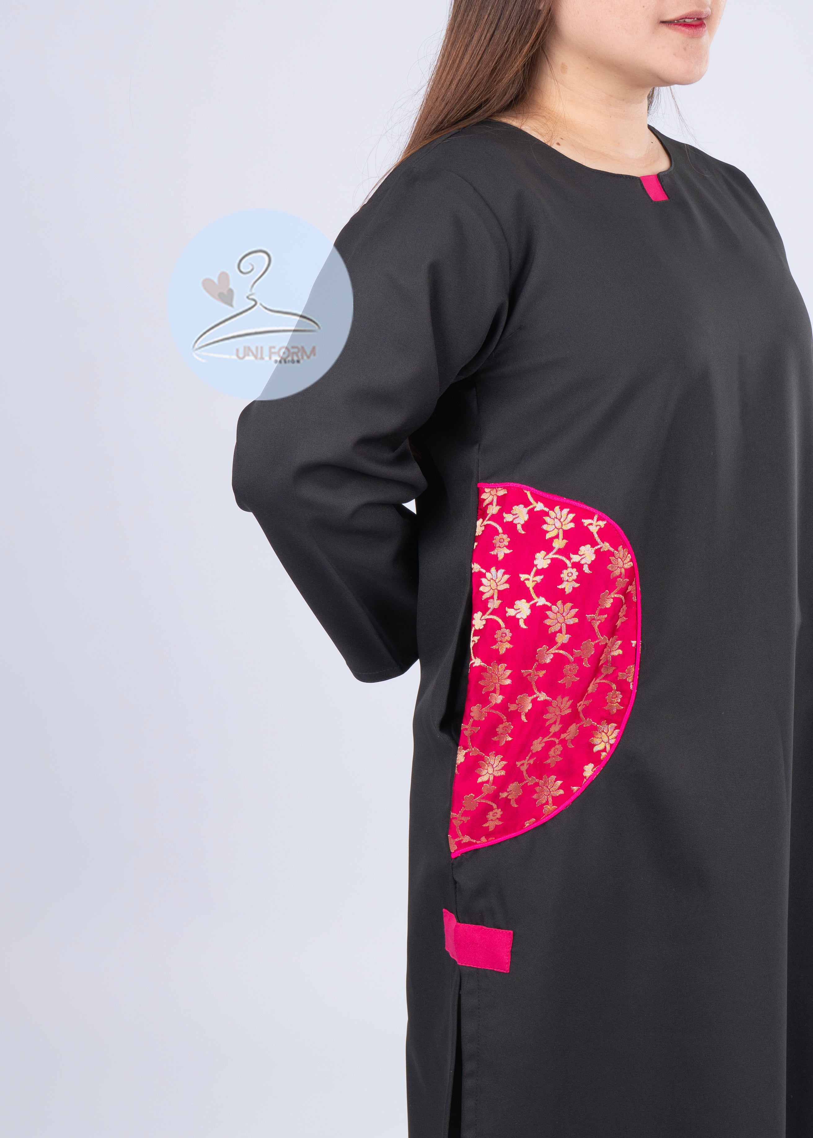 فستان أسود بتفاصيل زهرية حمراء - Uniformdesign